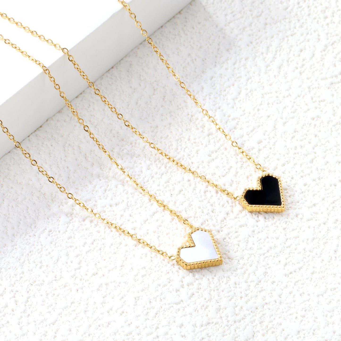 11.4*10.6mm Heart Shape Sticky White/Black/Red Acrylic Pendant 42+5cm+6mm Round Plaque Necklace Golden