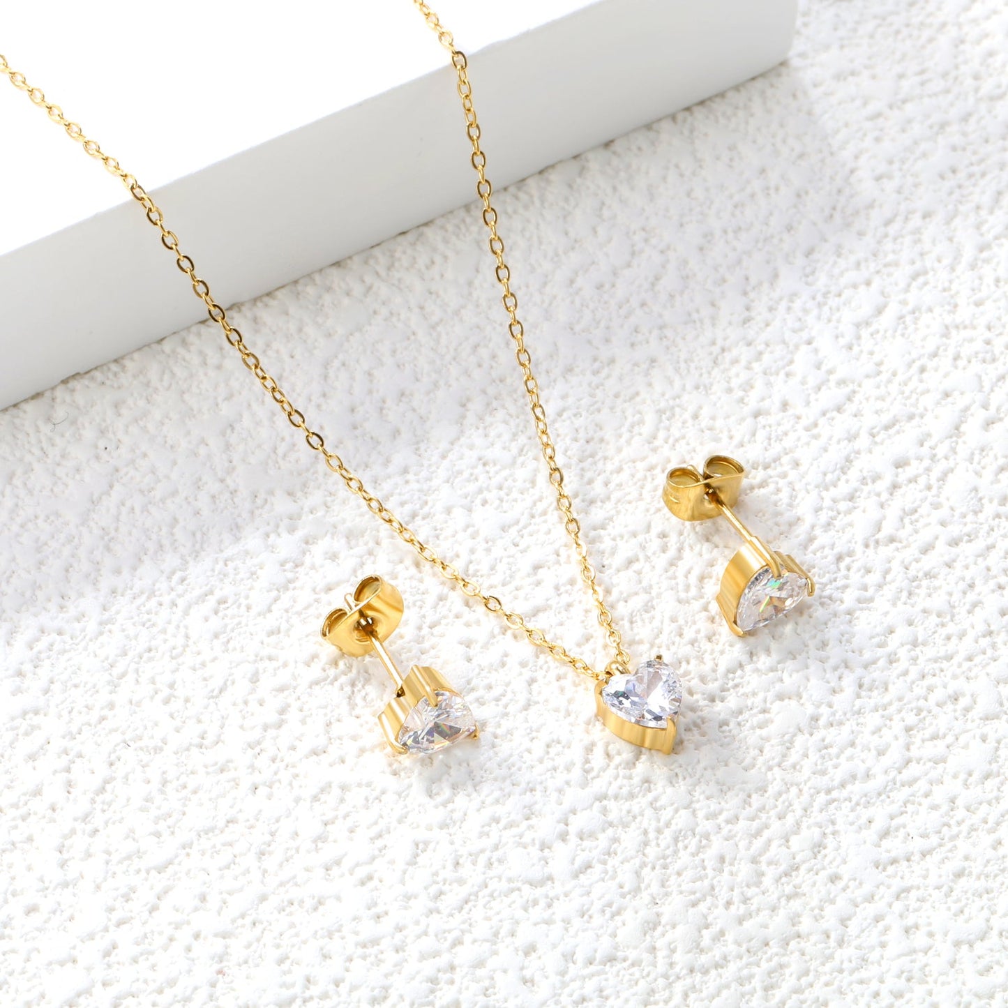 Heart-shaped white zirconium set Gold-colored earrings: 6mm Pendant: 6mm 0.3 cross chain * 40 +5cm +6mm round plate