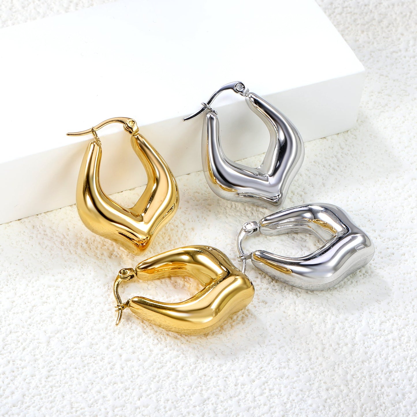 Hollow U-shaped peach heart ear clips 23.7*26.5mm Steel/Golden