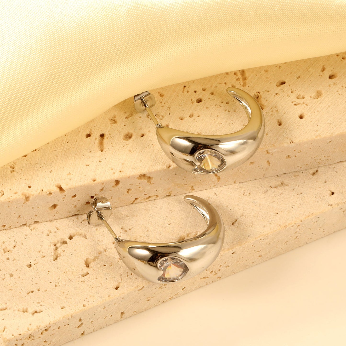 C-shaped size head with heart-shaped white diamond earrings 9.3*23mm