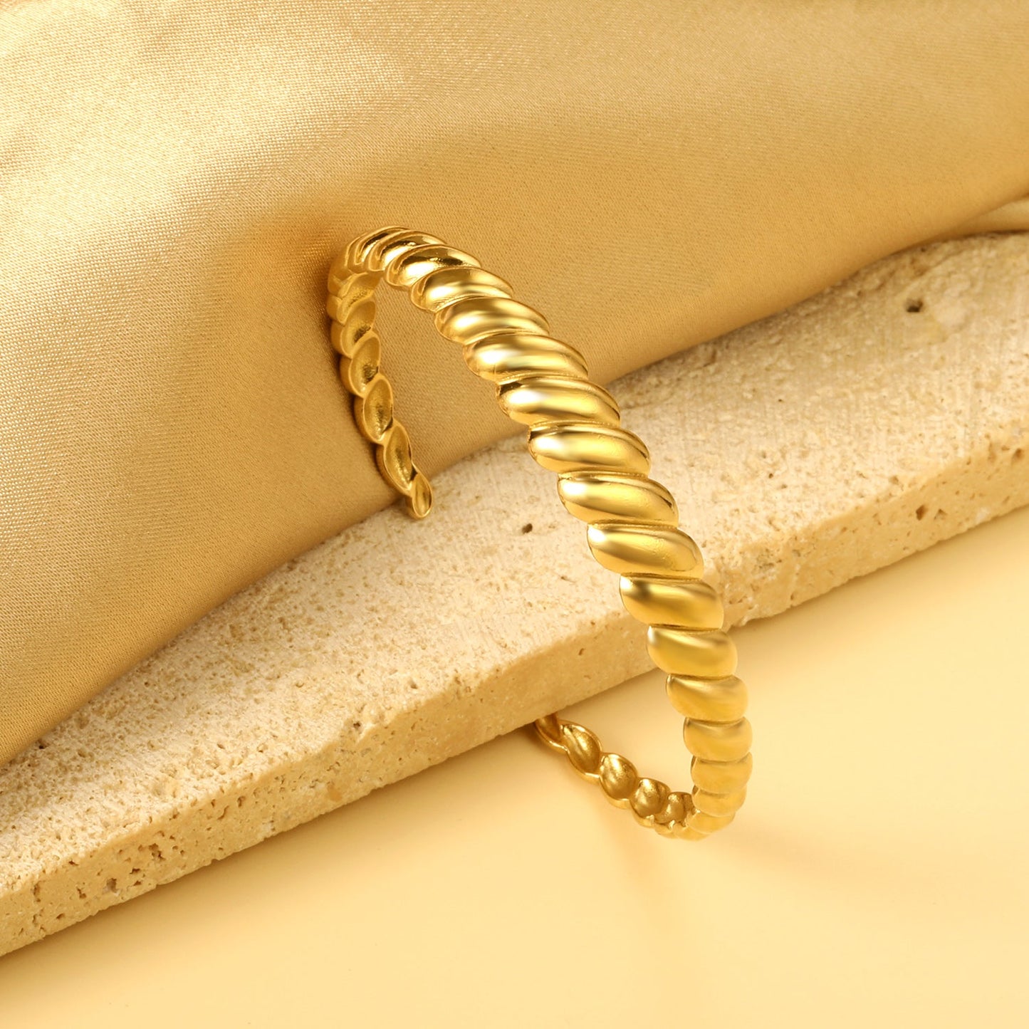 Wholesale Open and twisted twist pattern bracelet