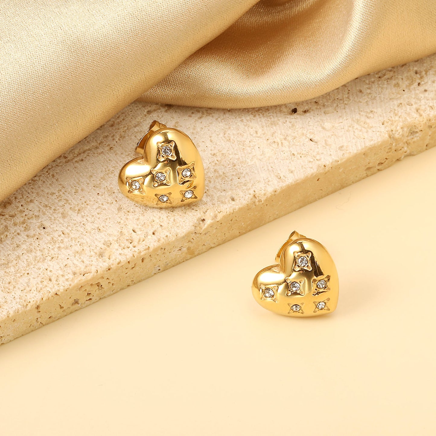 Heart shaped earrings with 6 white diamonds 15*14.3mm