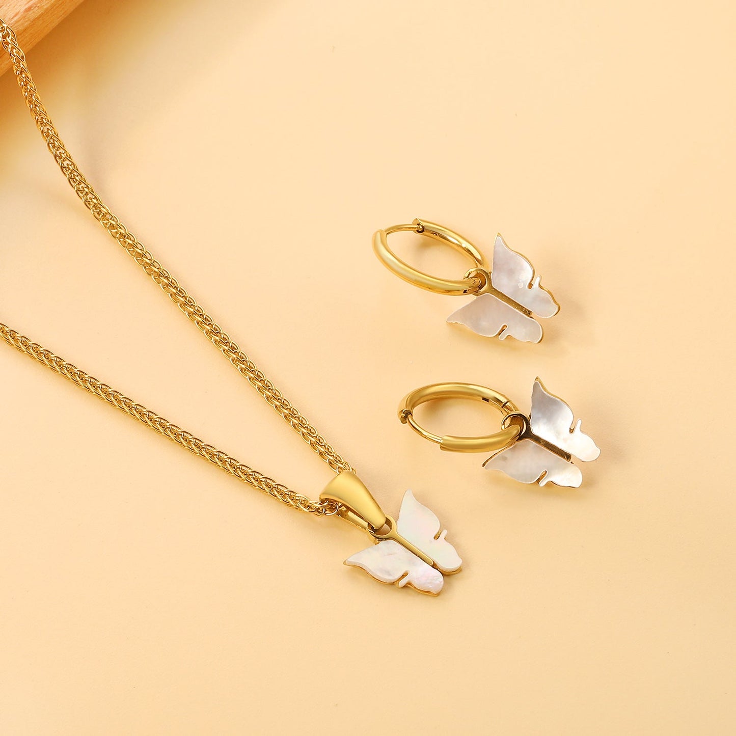 11*10.5mm Butterfly with White Shell Set