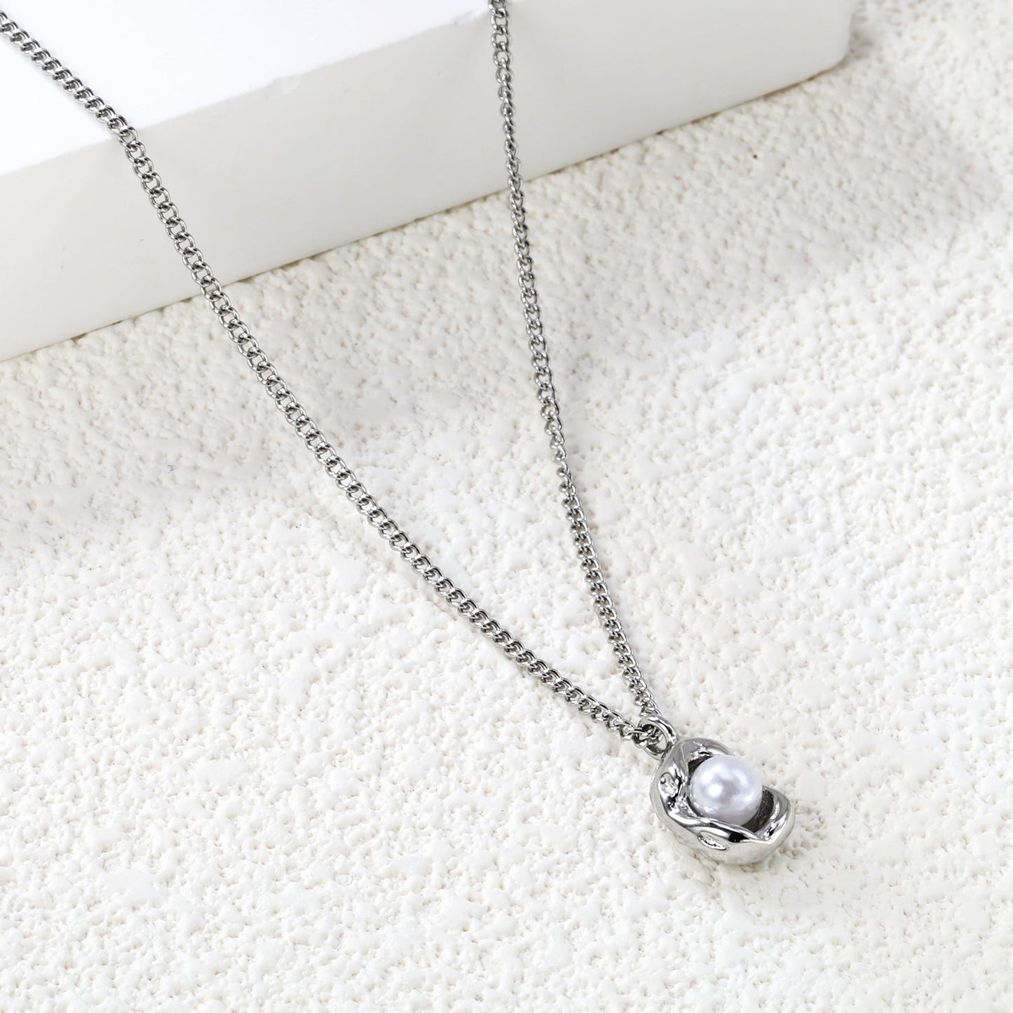 Wholesale Shaped pendant with white pearl necklace 40+5cm