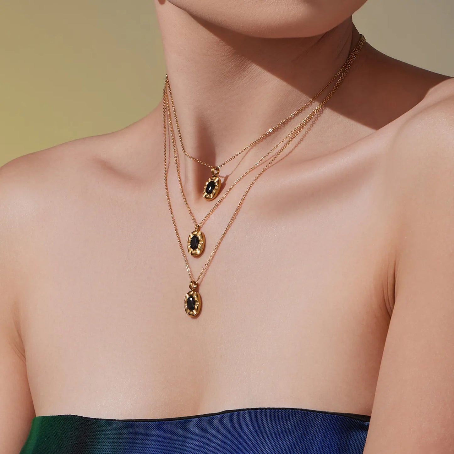 18K Gold Oval Gem Pendant Necklace | 40+5cm Adjustable Chain | 10.4x13.2mm Black Stone Accent | Wholesale Bulk (MOQ 12)