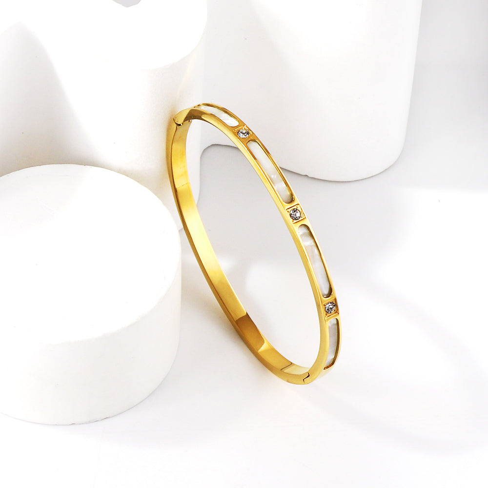 Bracelet with three diamonds and four shells