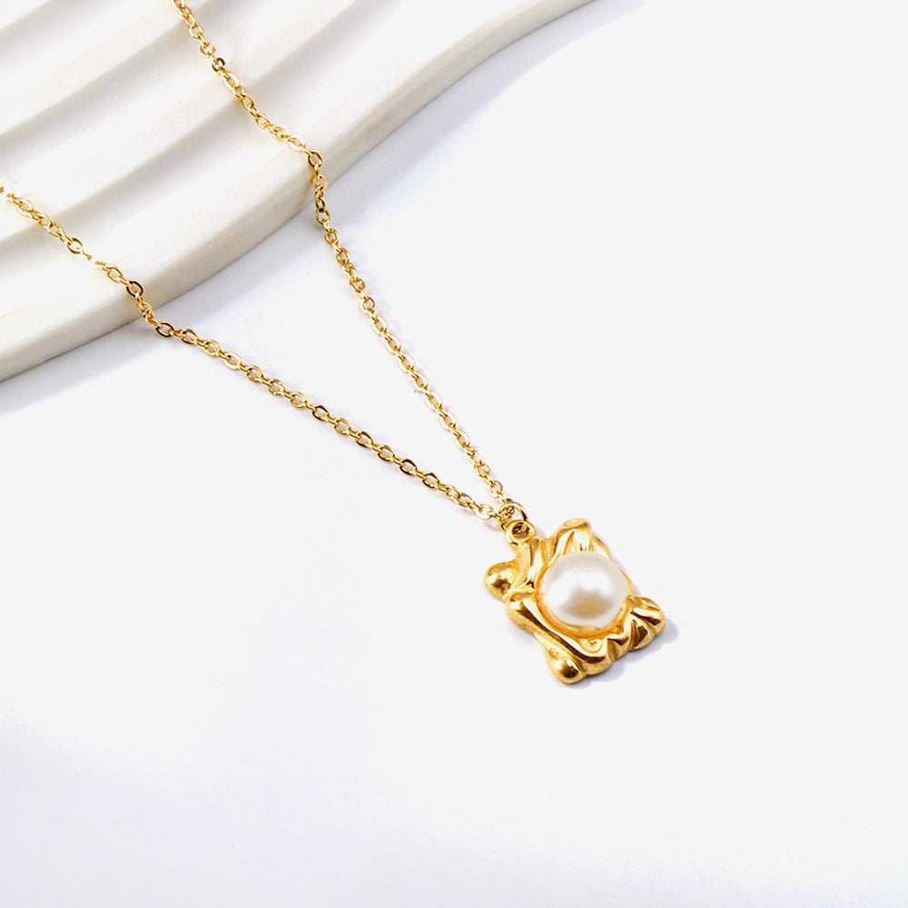 Shaped rectangular pendant with white pearl necklace 40+5cm