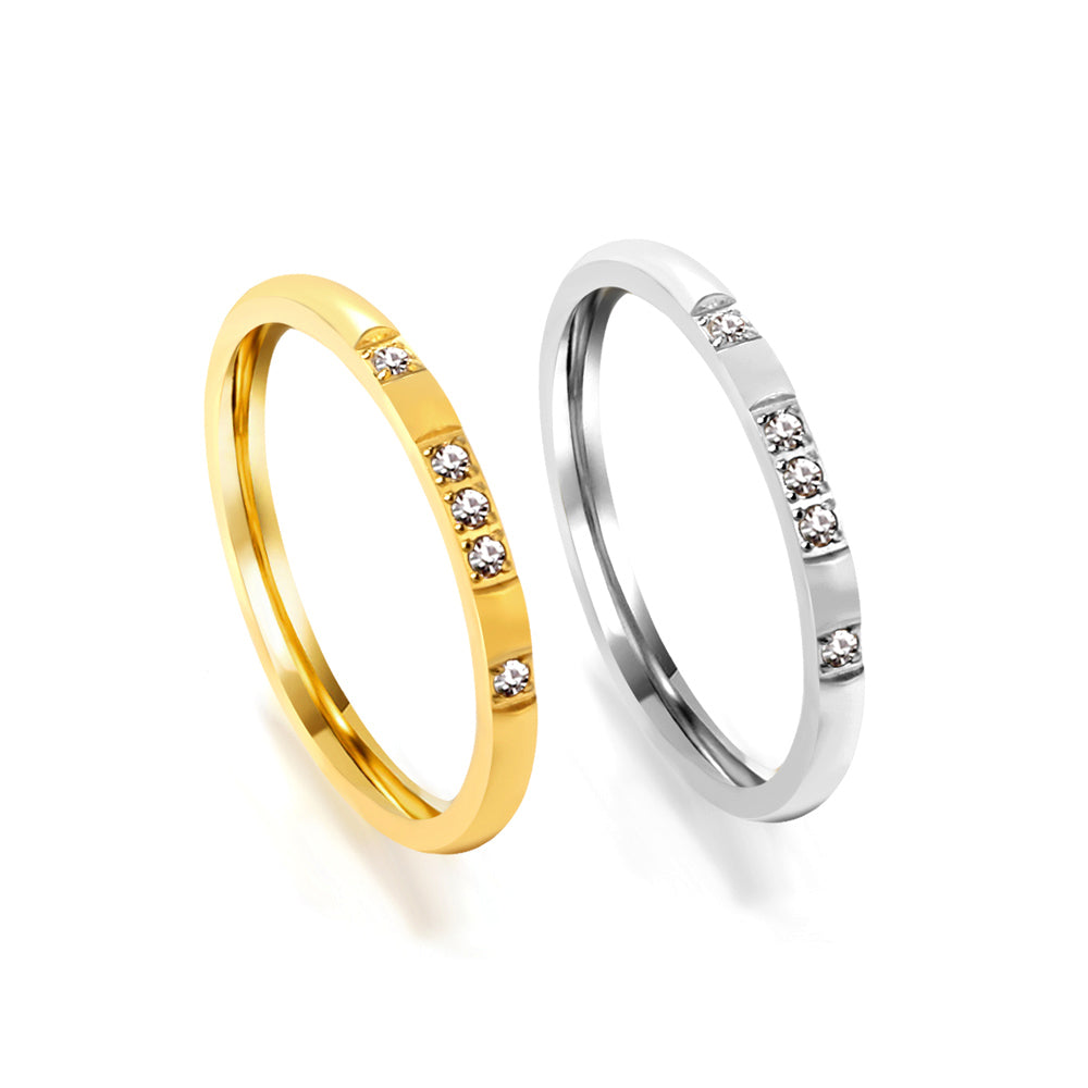 Design ring with 4 small round diamonds