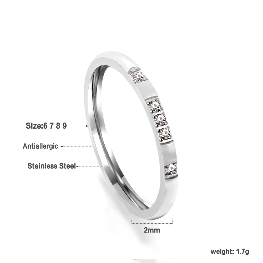Design ring with 4 small round diamonds