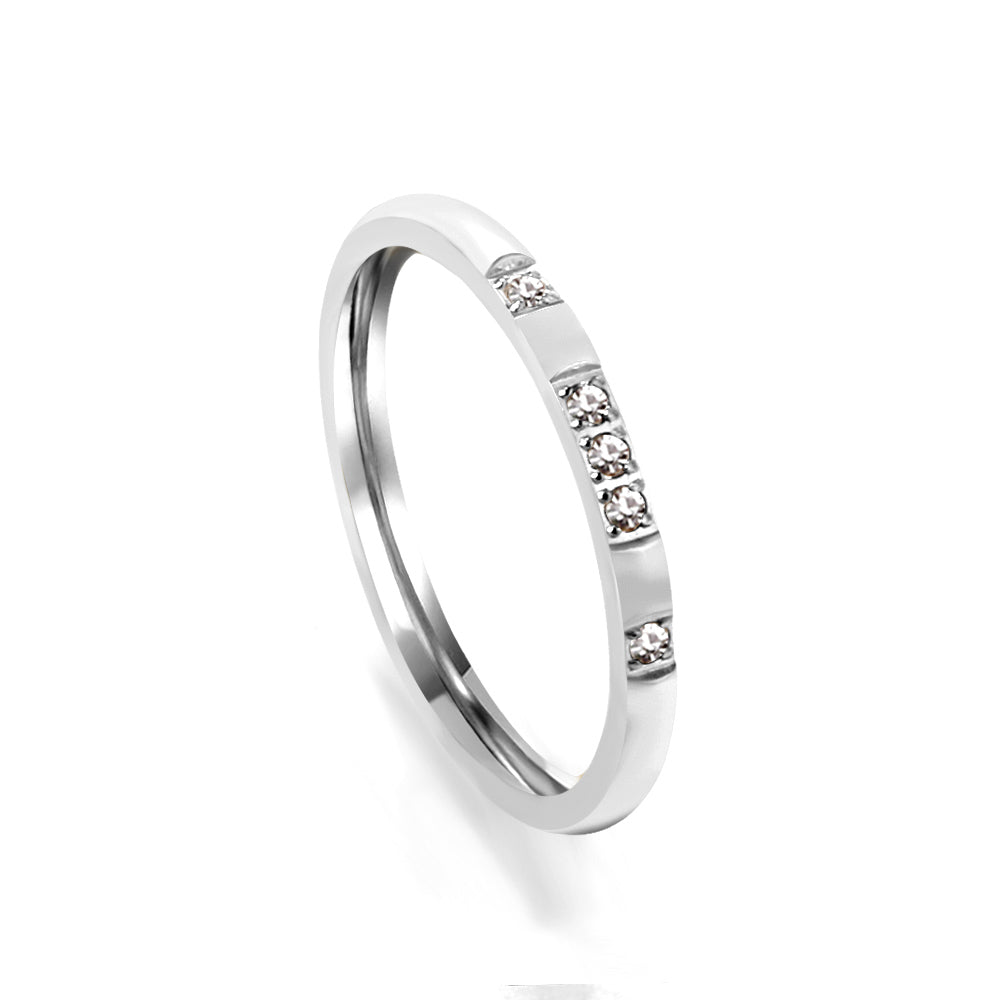 Design ring with 4 small round diamonds