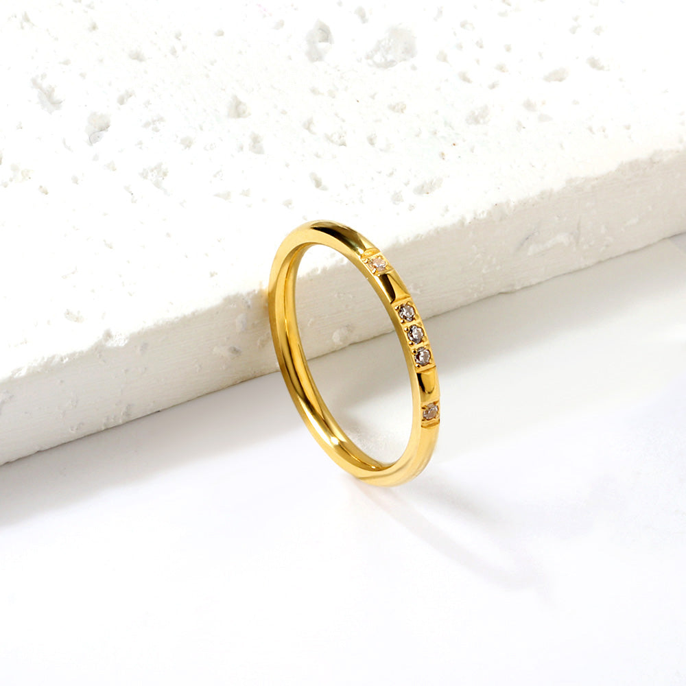 Design ring with 4 small round diamonds