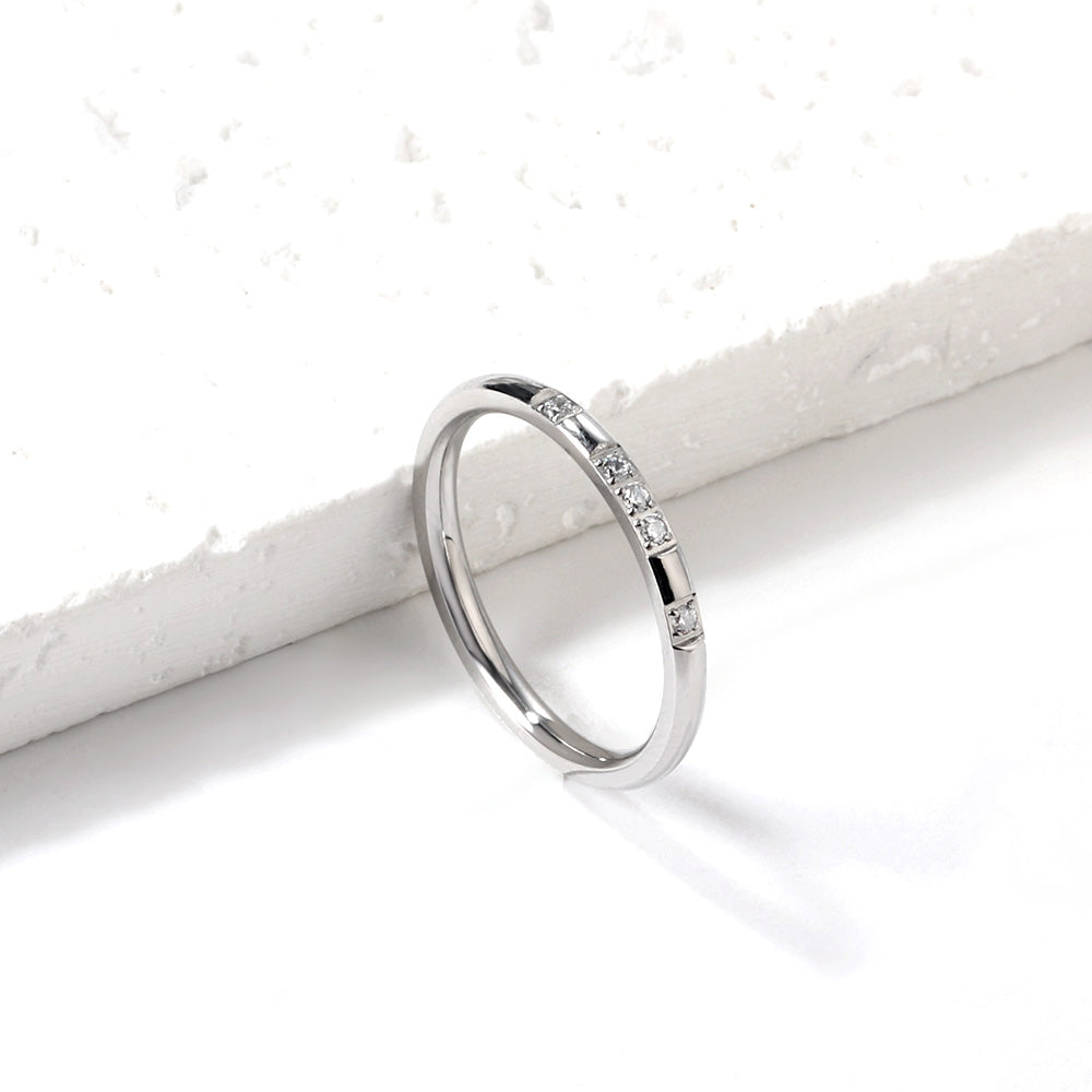 Design ring with 4 small round diamonds