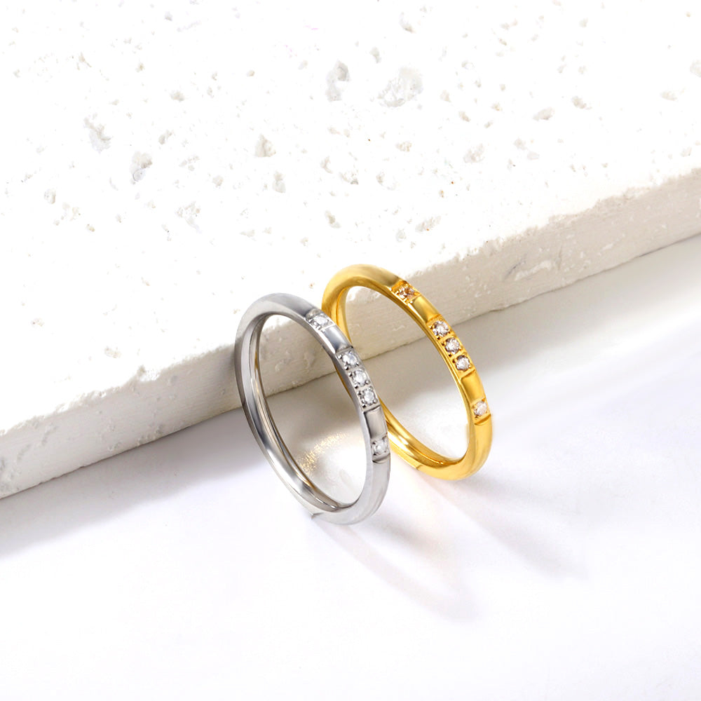 Design ring with 4 small round diamonds