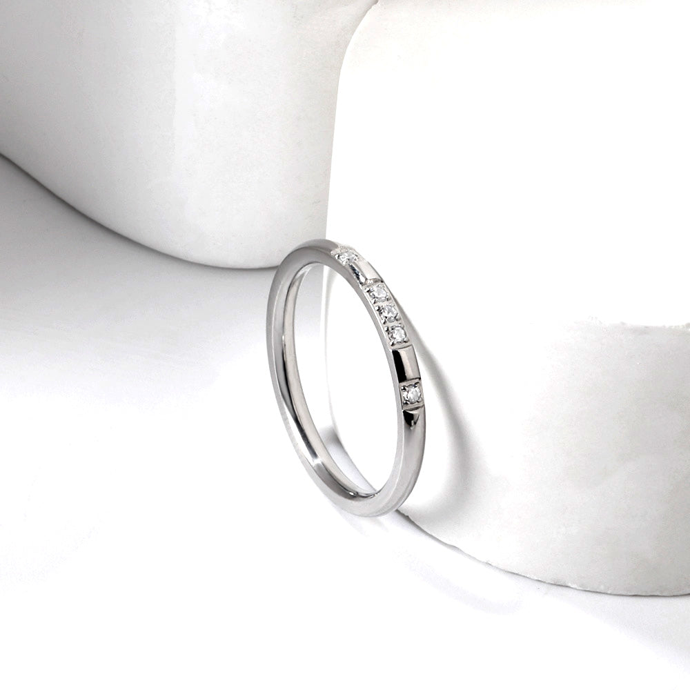 Design ring with 4 small round diamonds