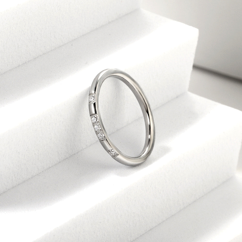 Design ring with 4 small round diamonds
