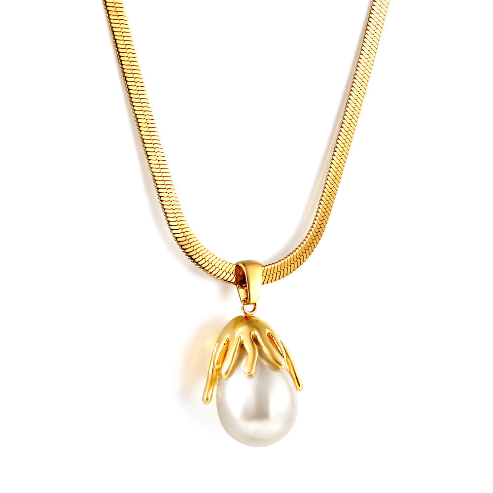 Pendant necklaces with pearls