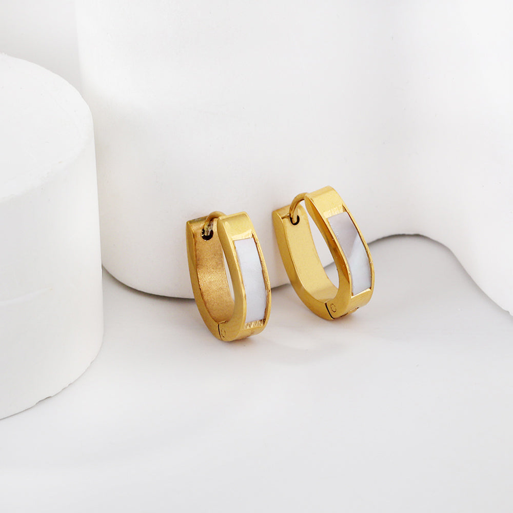 Gold oval earrings with white shells 4*13*16mm