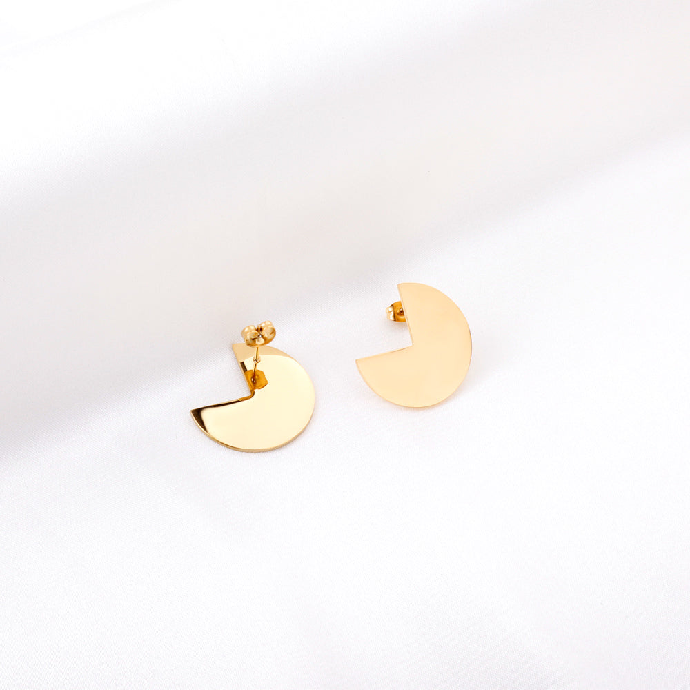 Round Stud Earrings with Missing Angle