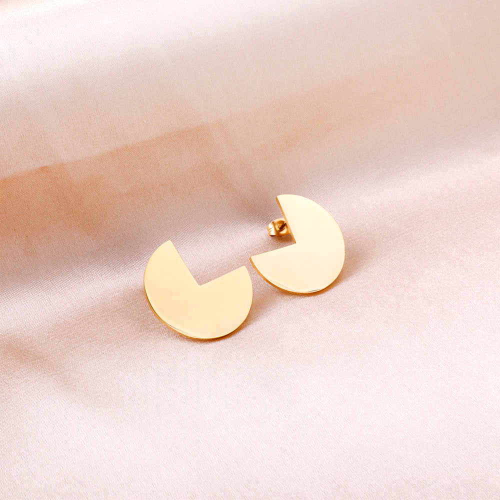 Round Stud Earrings with Missing Angle