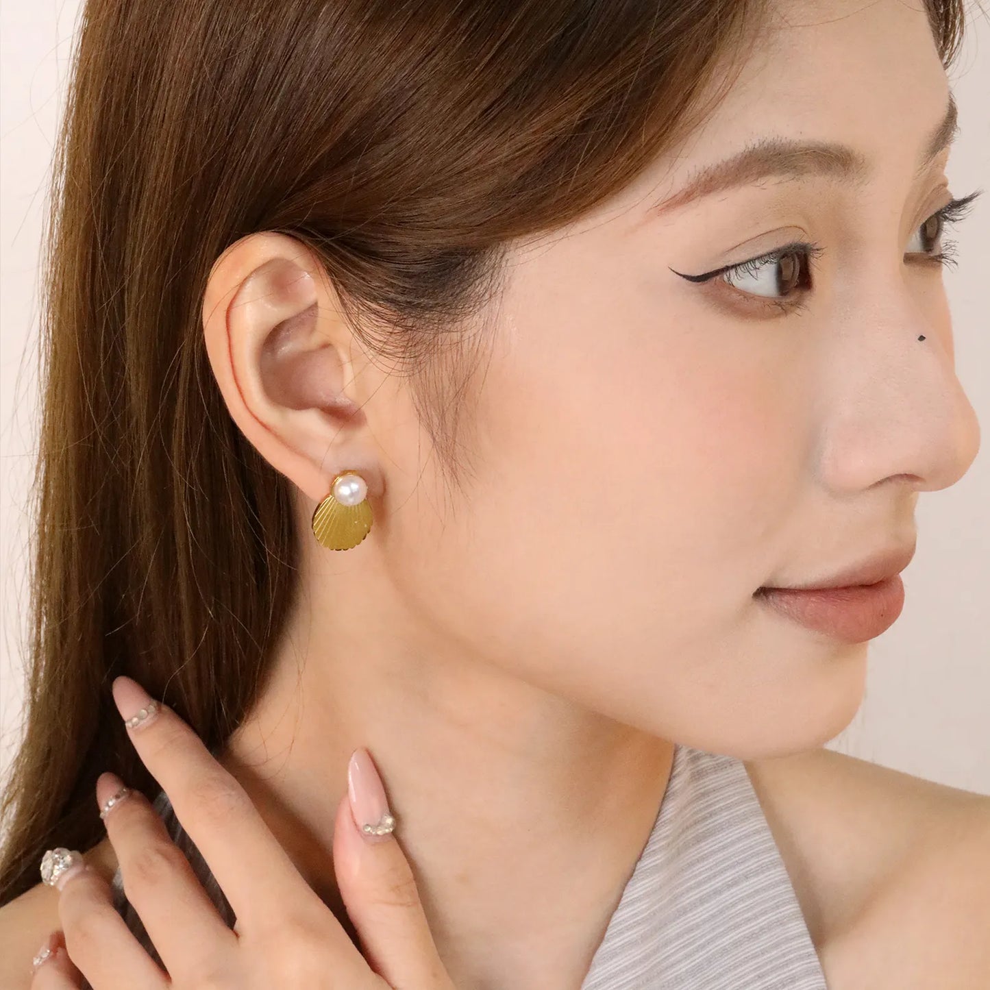 ✨ Wholesale Gold Shell Earrings with Pearl | 13x19mm Seashell Design, 10mm Simulated Pearl, Nautical Stud Earrings Bulk