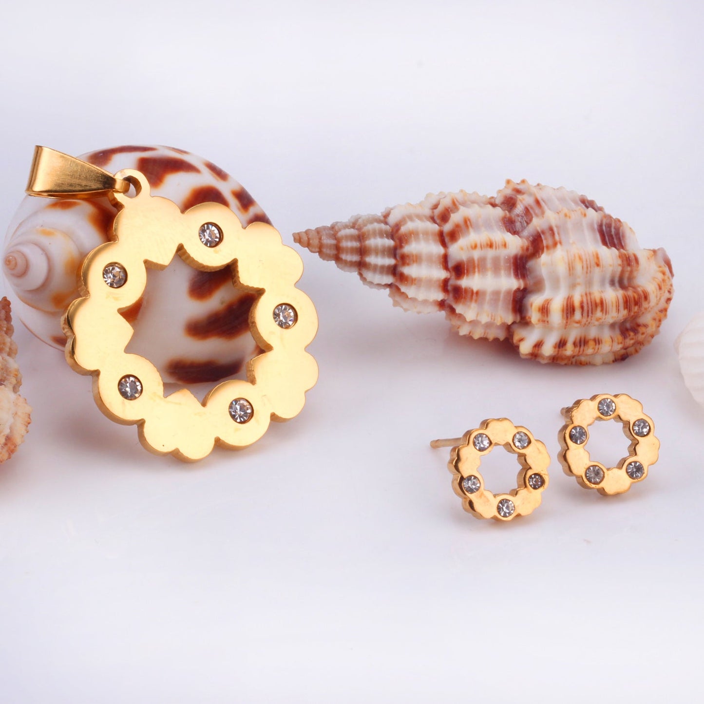 Gold/steel cut jewelry set with diamonds surrounded by many connected clouds