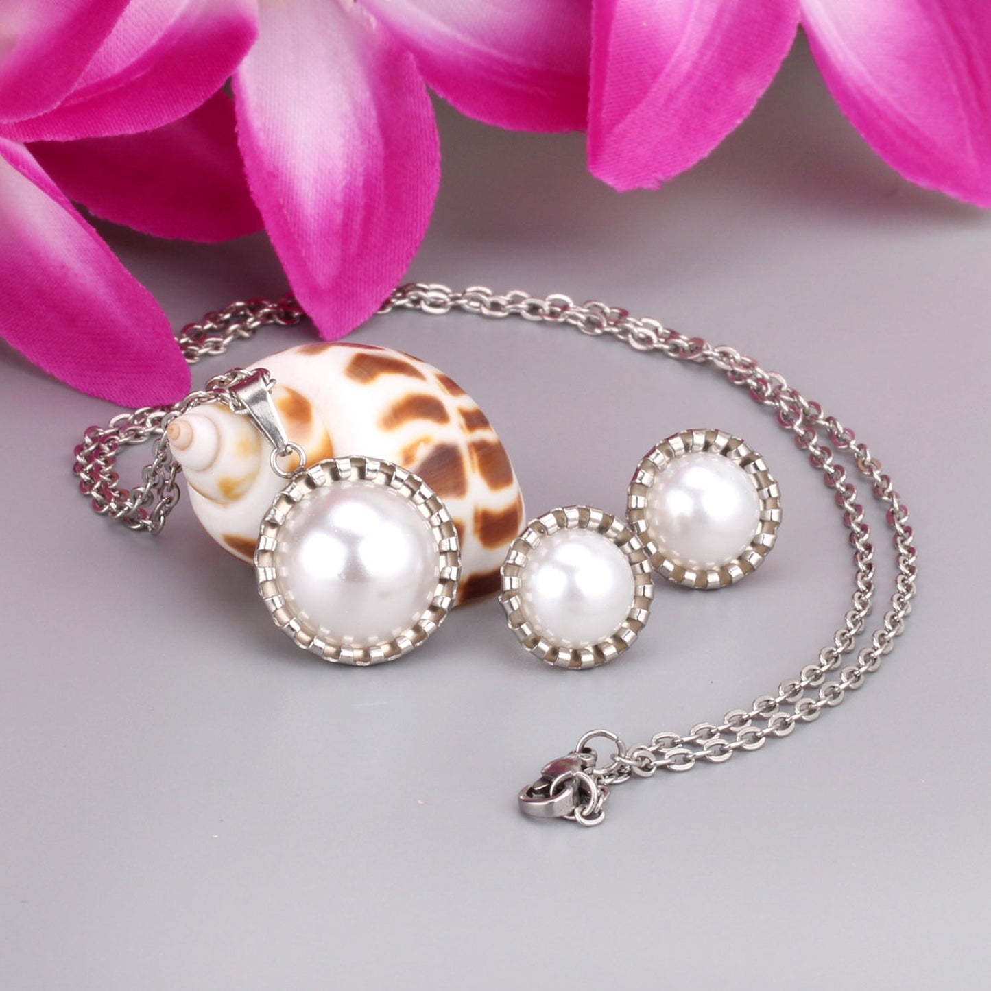 Gold/steel half pearl standing on top of round cake jewelry set