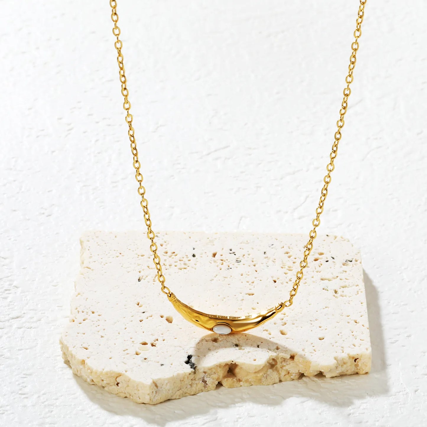✨ Wholesale Gold Stainless Steel Banana Pendant Necklace | 4x25mm Pendant with White Gemstone, 0.3mm Cross Chain 42+5cm + 6mm Round Tag