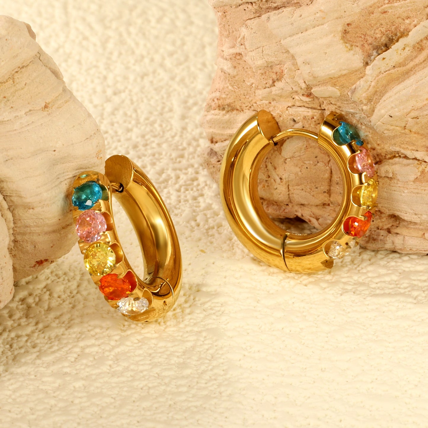 Round with 5 round white diamonds/mixed diamonds ear clips 5*21.6mm gold color