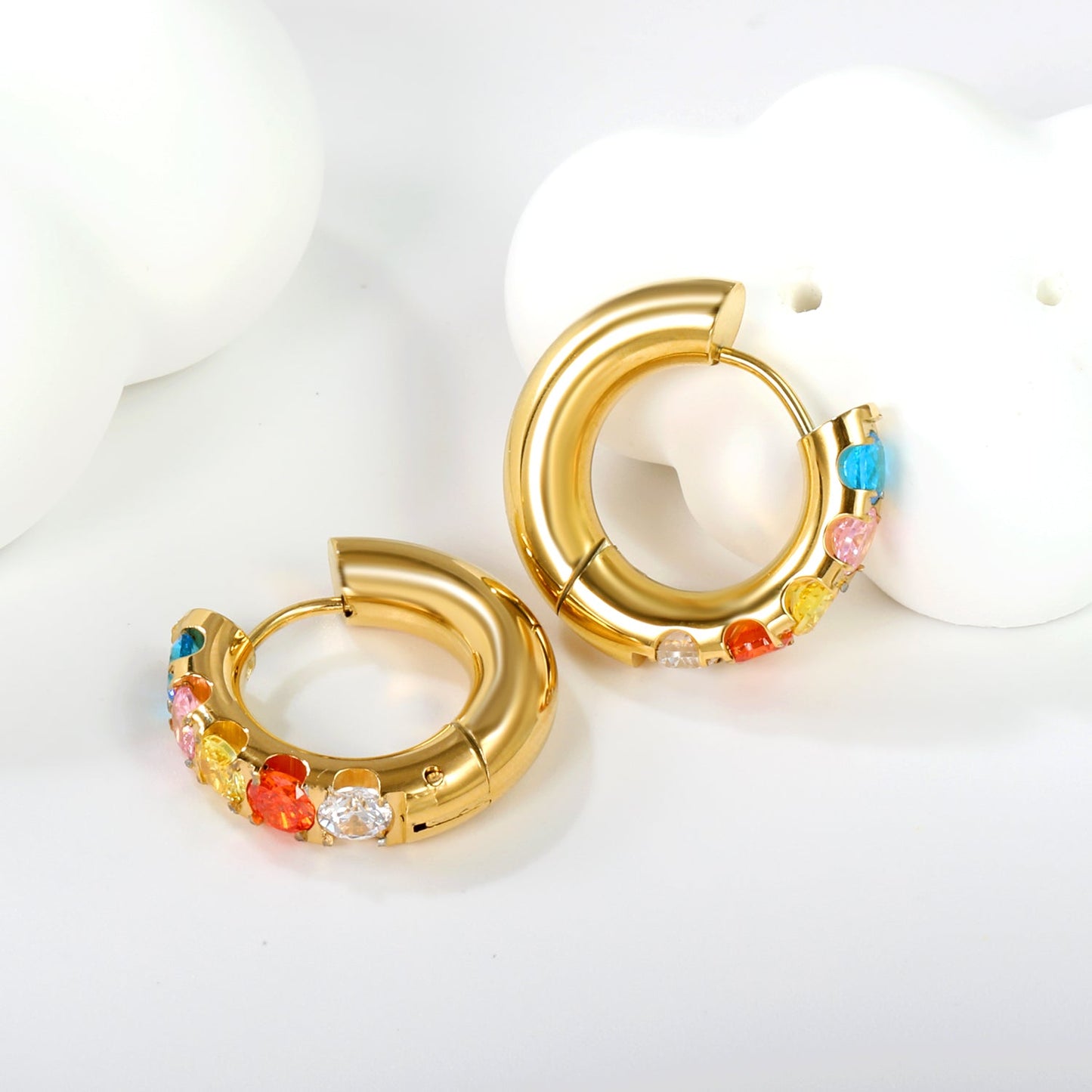 Round with 5 round white diamonds/mixed diamonds ear clips 5*21.6mm gold color