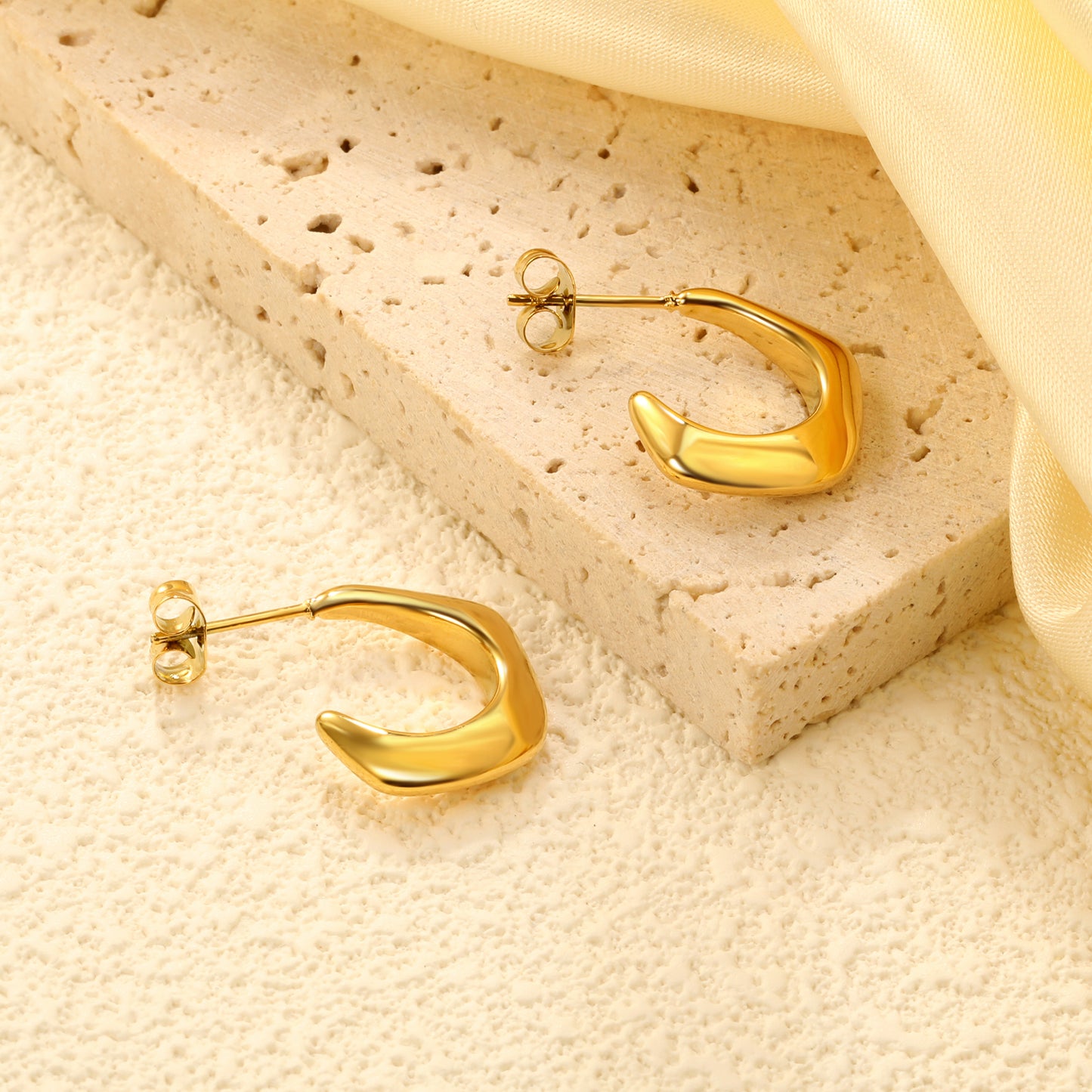 Stainless Steel 4.6*15.4mm PVD 18k gold Hoop Earring Geometric CC Shaped Waterproof for Women