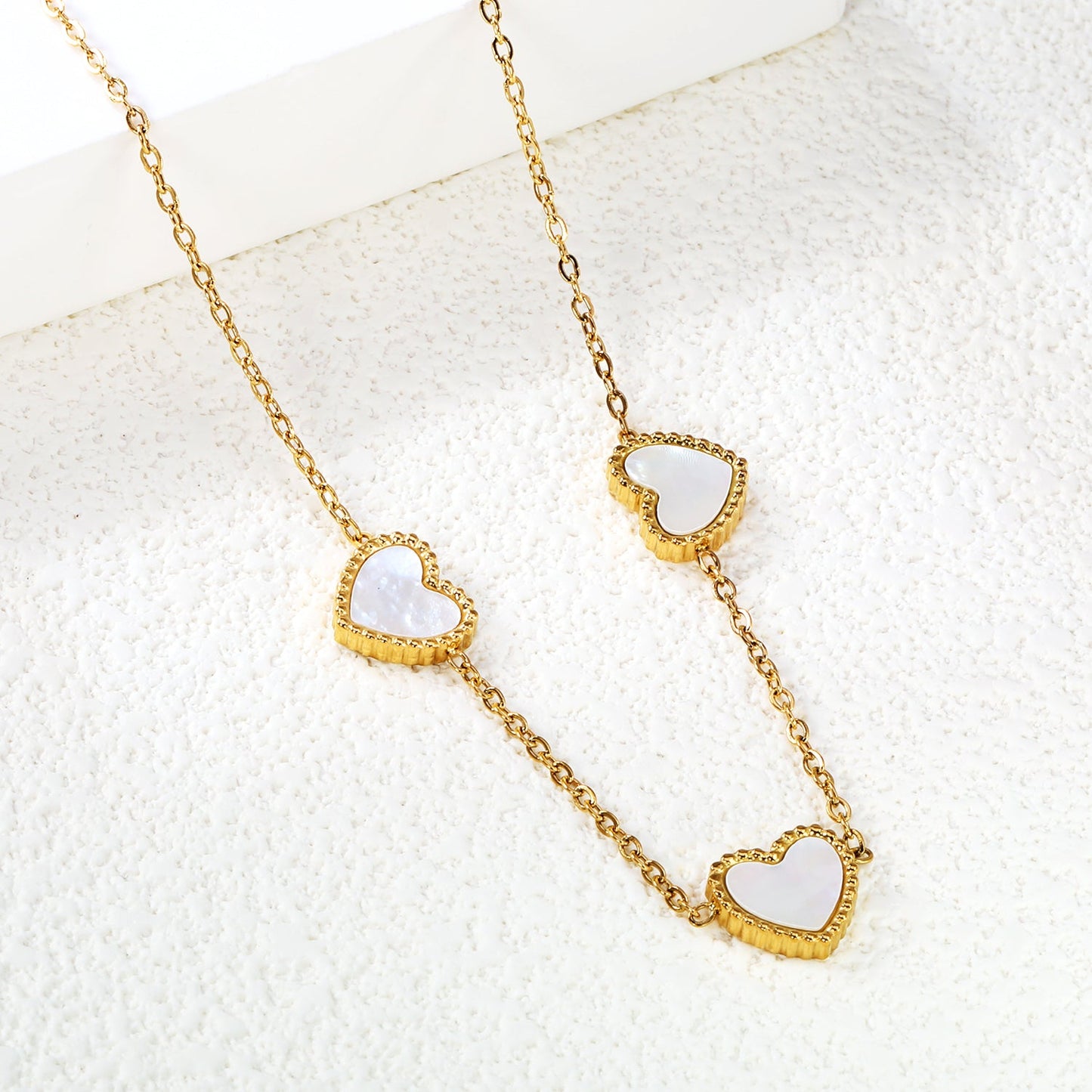 10.7*10mm beaded edge heart-shaped sticky white shell necklace 40+5cm+6mm round plate Gold color
