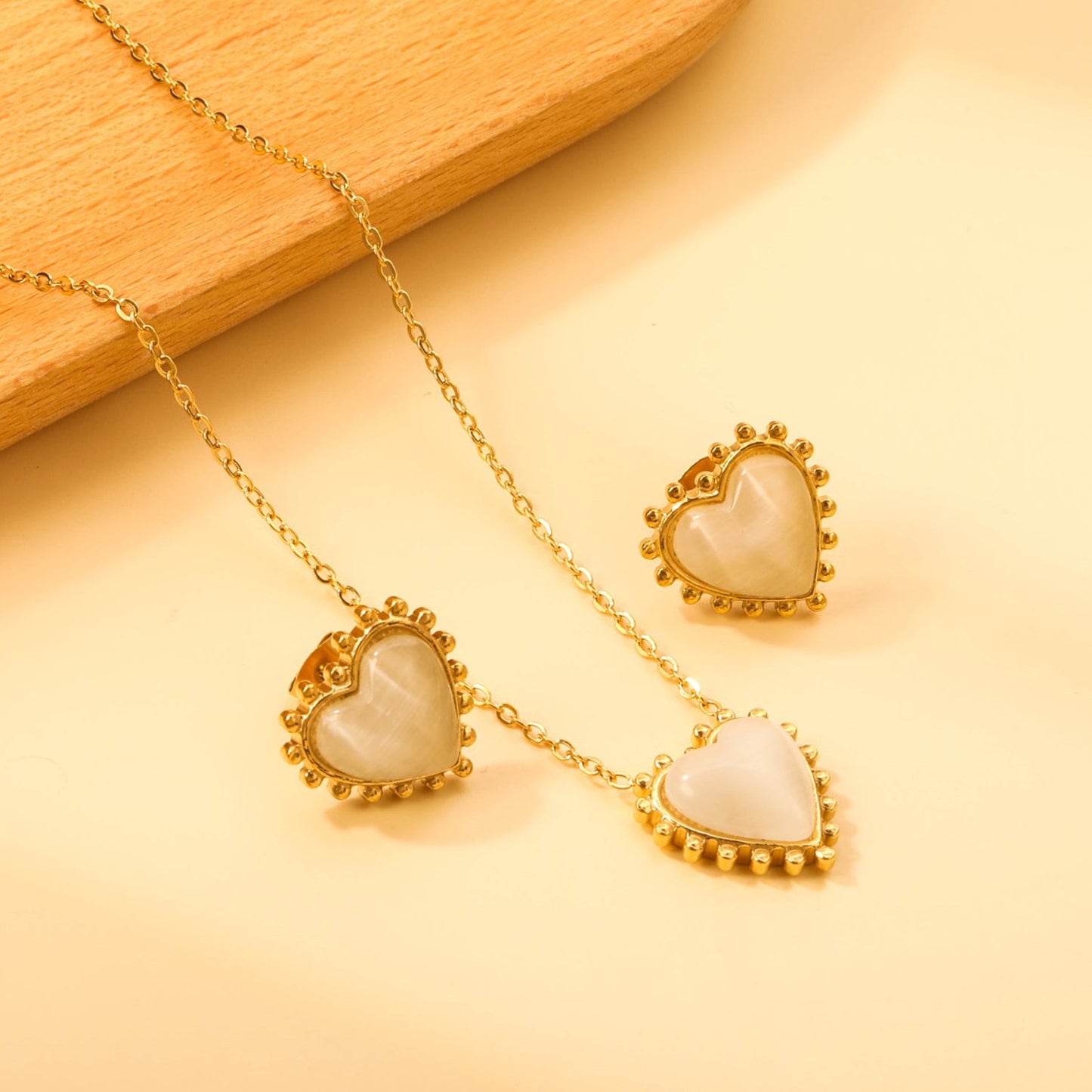 17.9*17.7mm Loose Beads Edged Heart with White Cat's Eye Stones Set