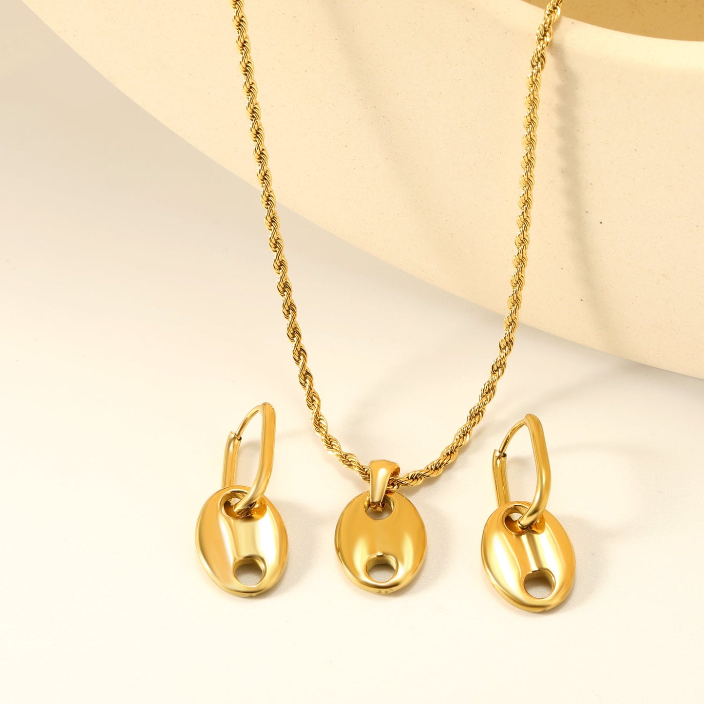 Pig nose set Golden oval wire ear clips: wire 2 * 12 * 17mm Earrings: 13 * 17mm Pendant: 13 * 17mm 2.0 twist chain * 40 + 5cm + 6mm round plate