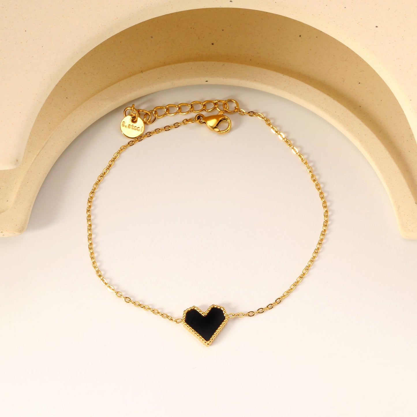11.2*10.3mm heart shape with white shell/black acrylic/red acrylic fittings 0.35 cross chain*18+3cm+6mm round plaque Bracelet gold color