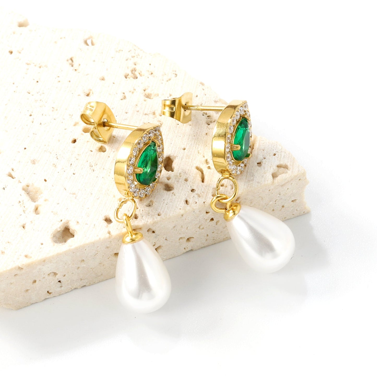 8.6*10.8mm teardrop shaped emerald green glass + CNC set white zirconium ring + 8.5*12mm teardrop shaped white imitation pearl fittings Earrings gold color