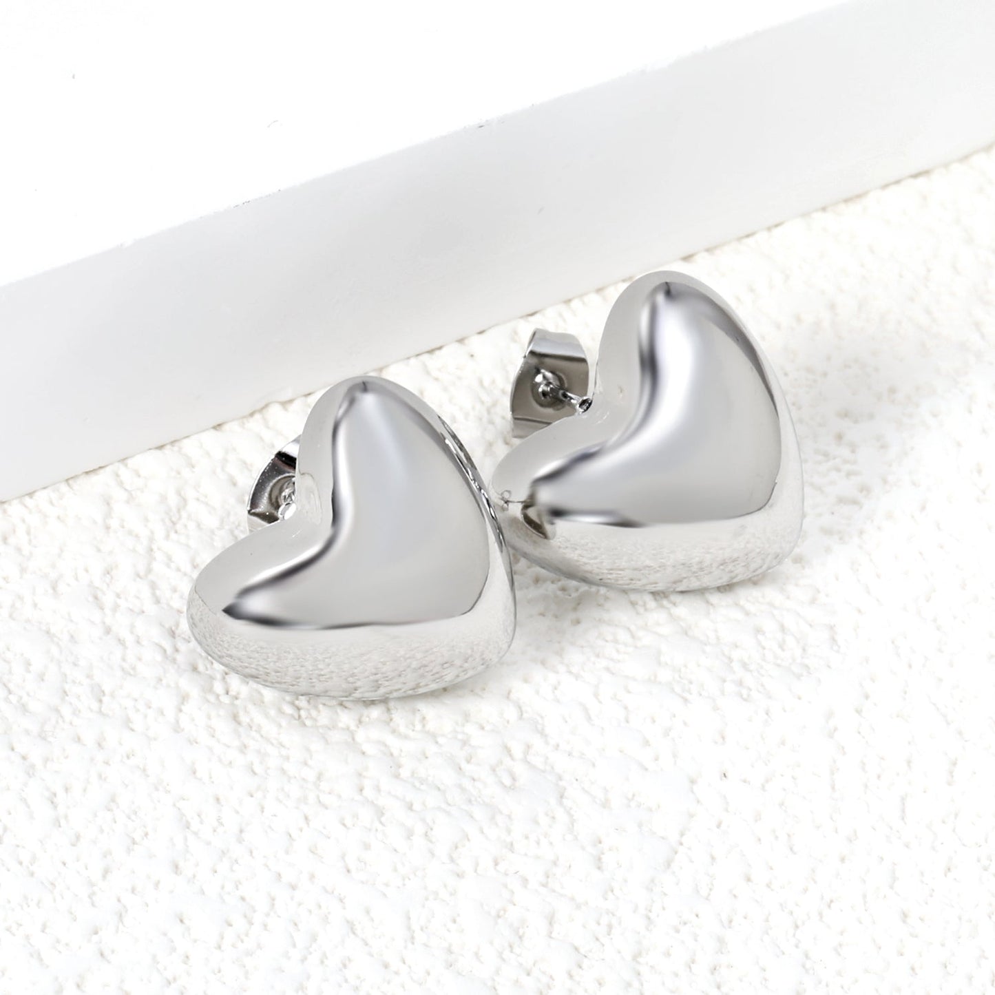 Heart-shaped gold-colored stud earrings 18*16.6mm