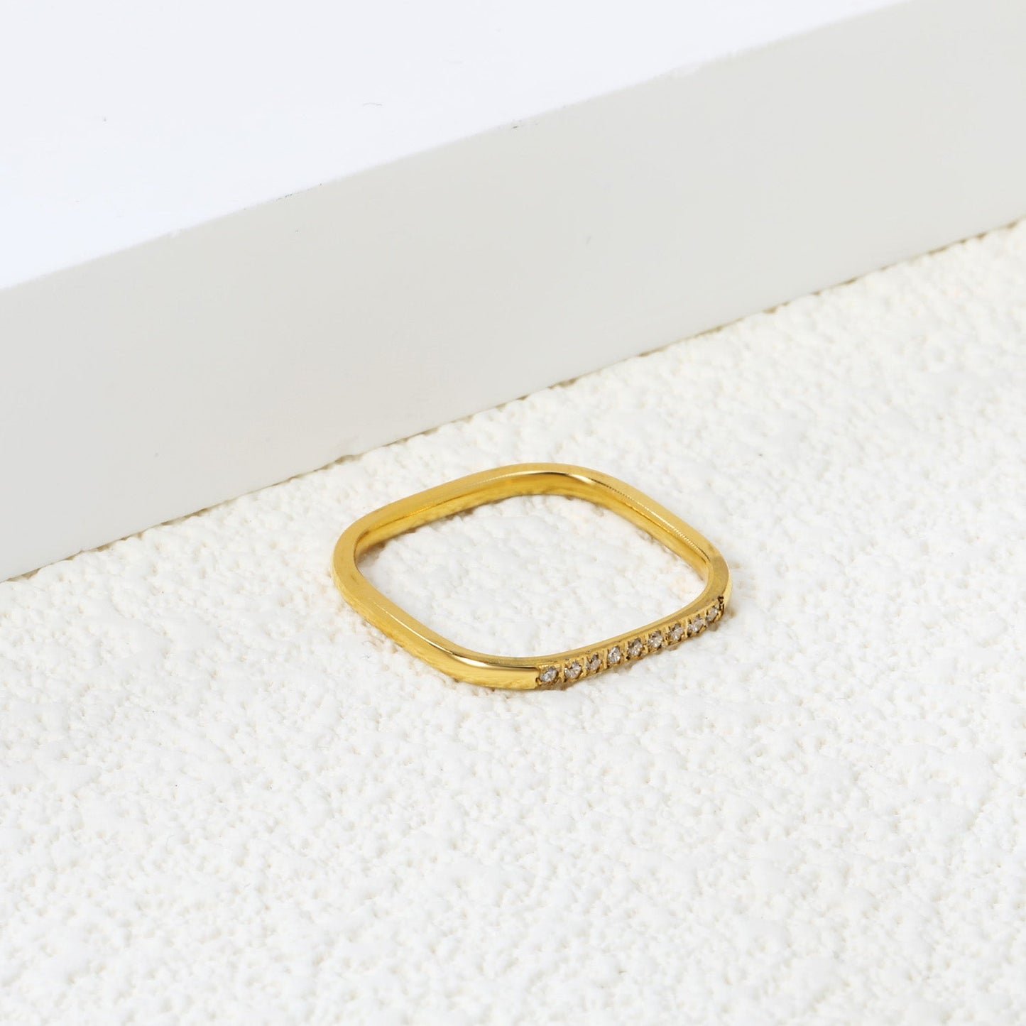 Minimalist ring with small diamonds