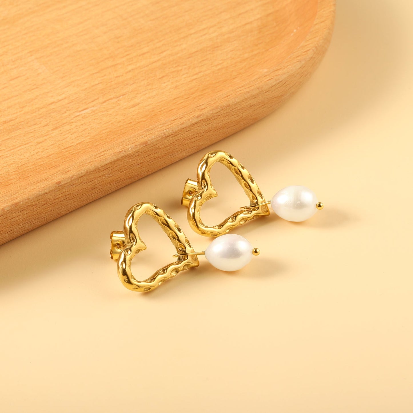 Spring 2024 20*19.7mm Heart Circle Bump with White Pearls 8.4*10.6mm Stud Earrings