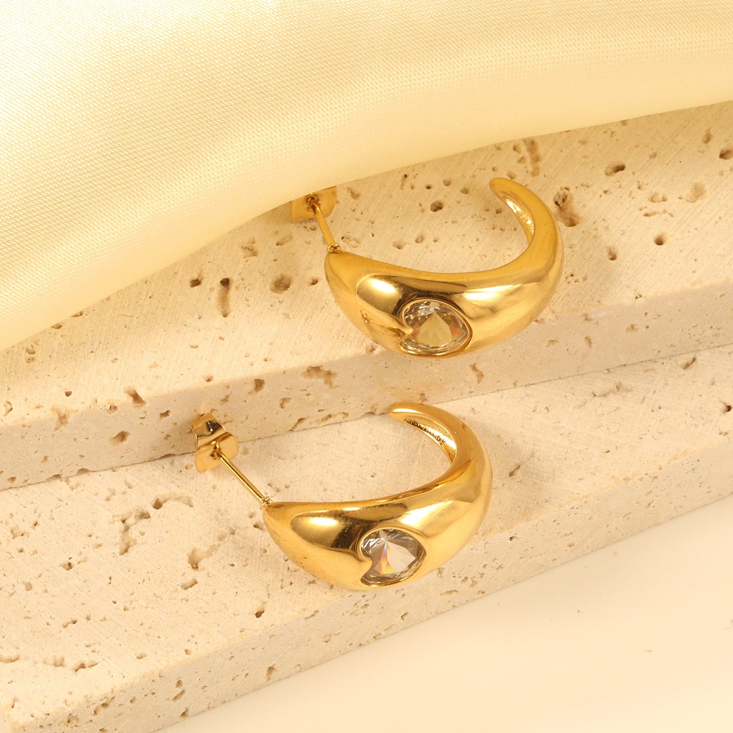 C-shaped size head with heart-shaped white diamond earrings 9.3*23mm