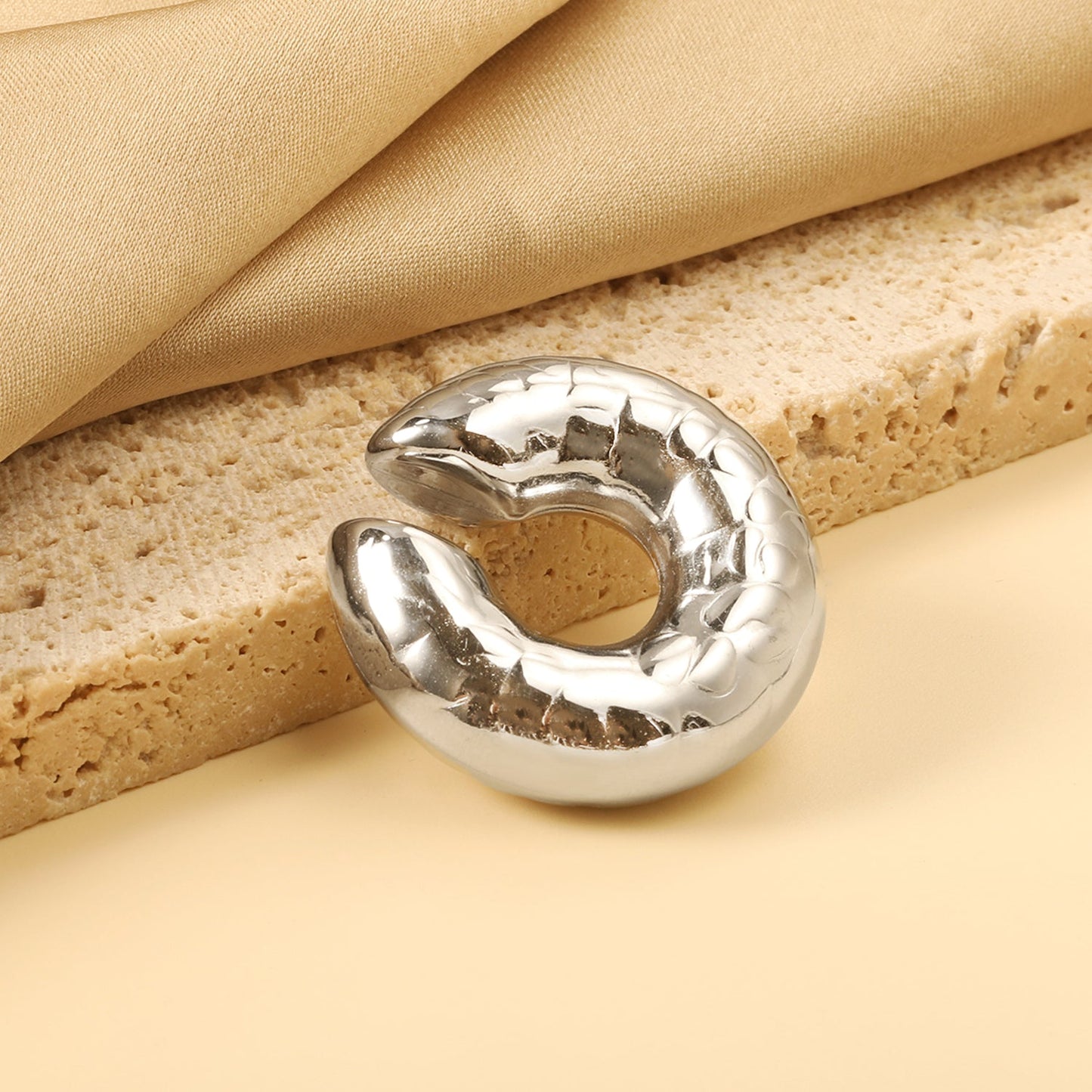 C-shaped Convex Ear Clip 30mm