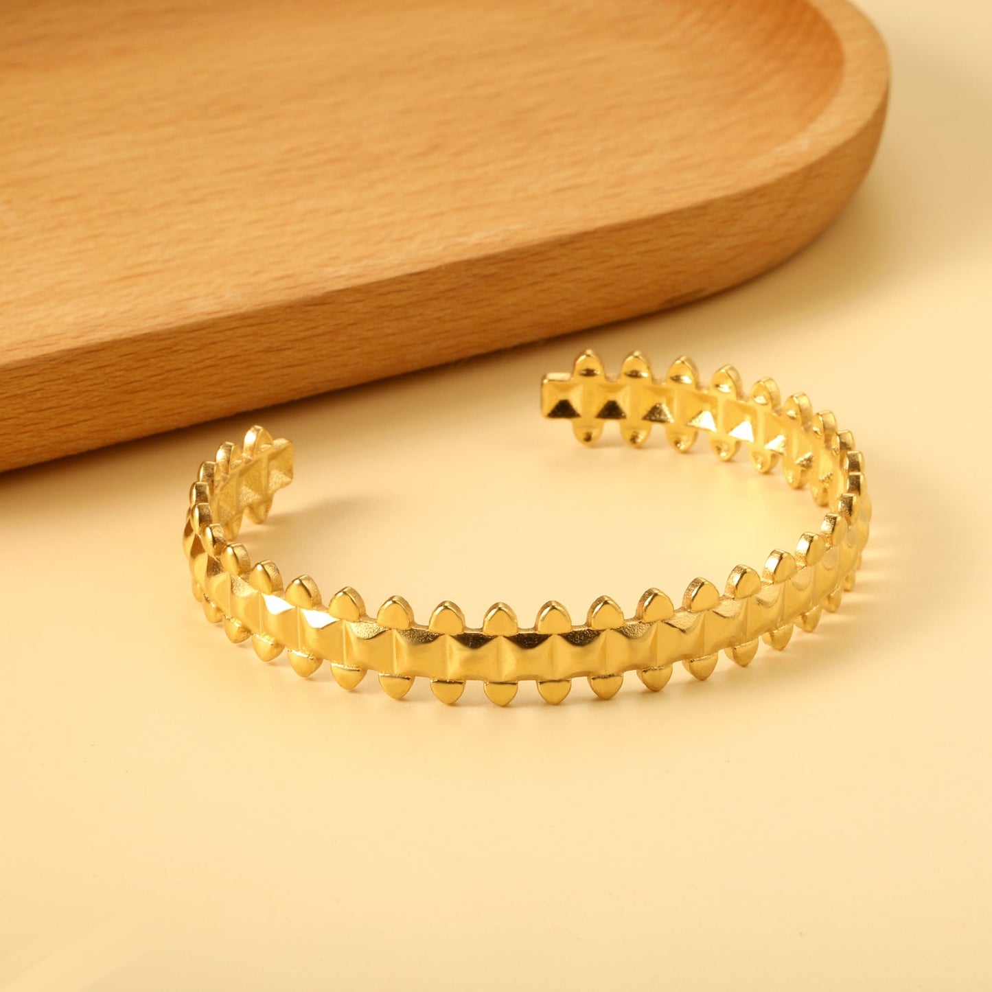 Bracelet with uneven surface in the shape of an open spine