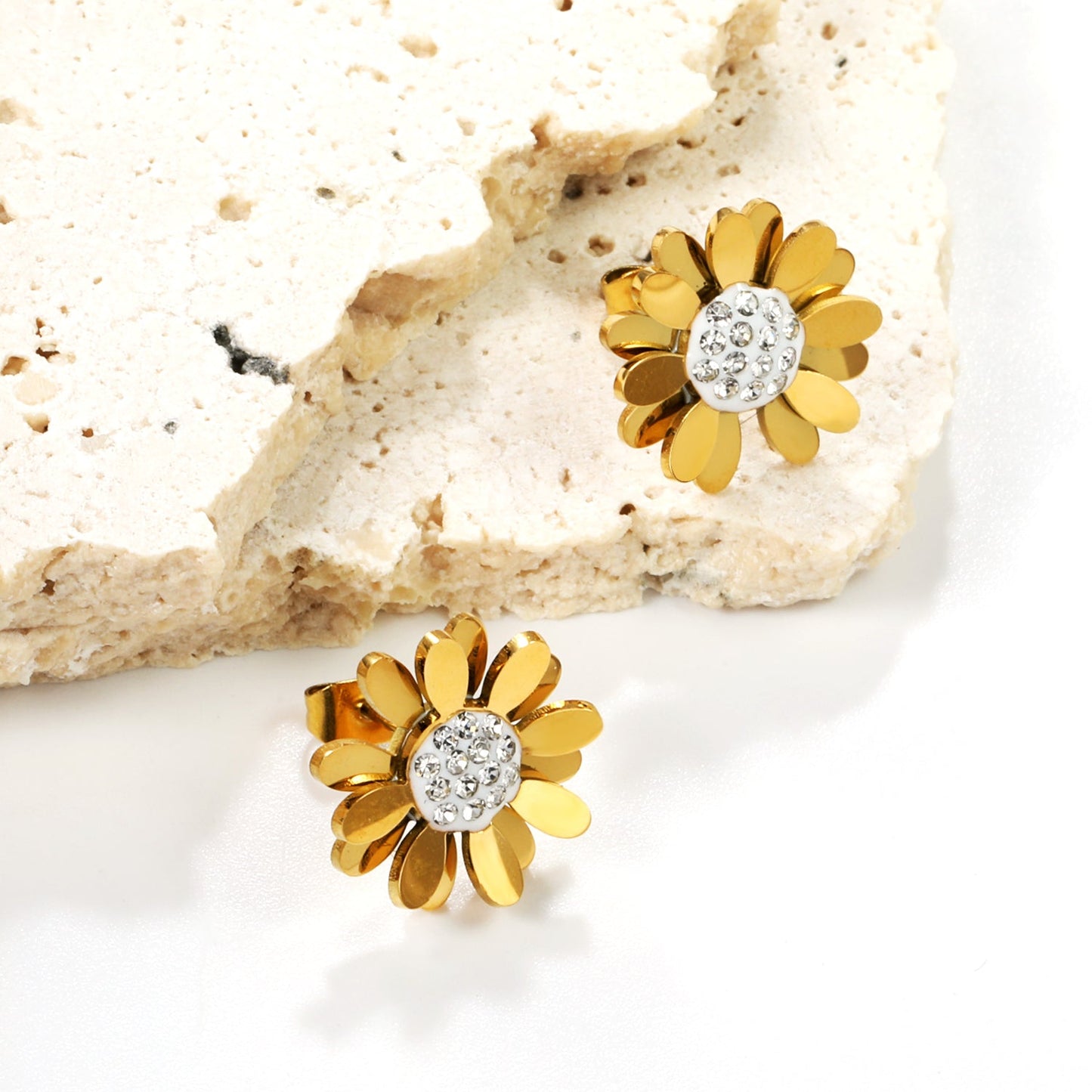 Daisy with White Clay White Diamond Earrings 14.8*14.8mm Gold Color