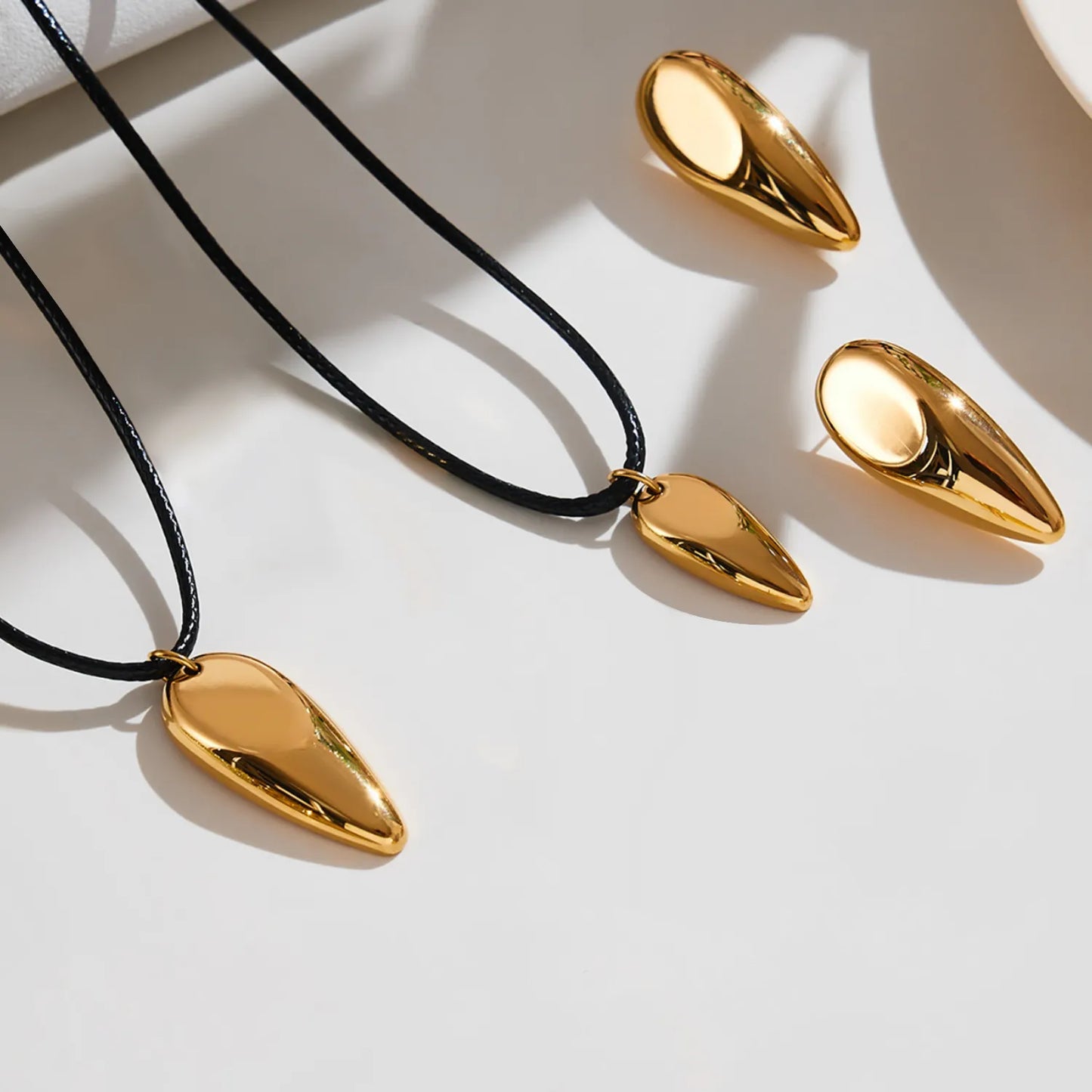 Wholesale Teardrop Pendant Leather Necklace (Gold/Silver) | 90cm Adjustable Cord | 15x35mm Sculpted Drop | MOQ 12
