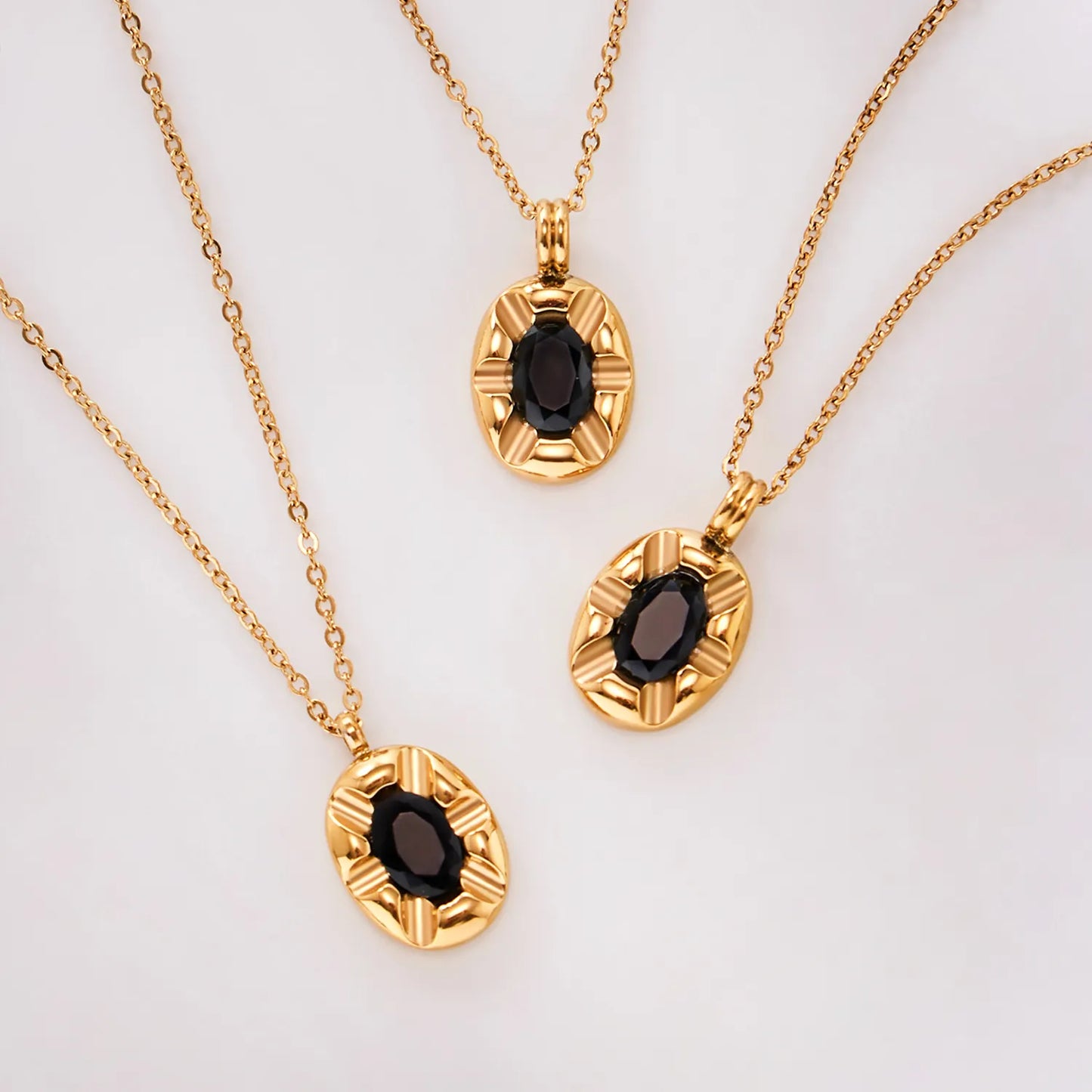 18K Gold Oval Gem Pendant Necklace | 40+5cm Adjustable Chain | 10.4x13.2mm Black Stone Accent | Wholesale Bulk (MOQ 12)