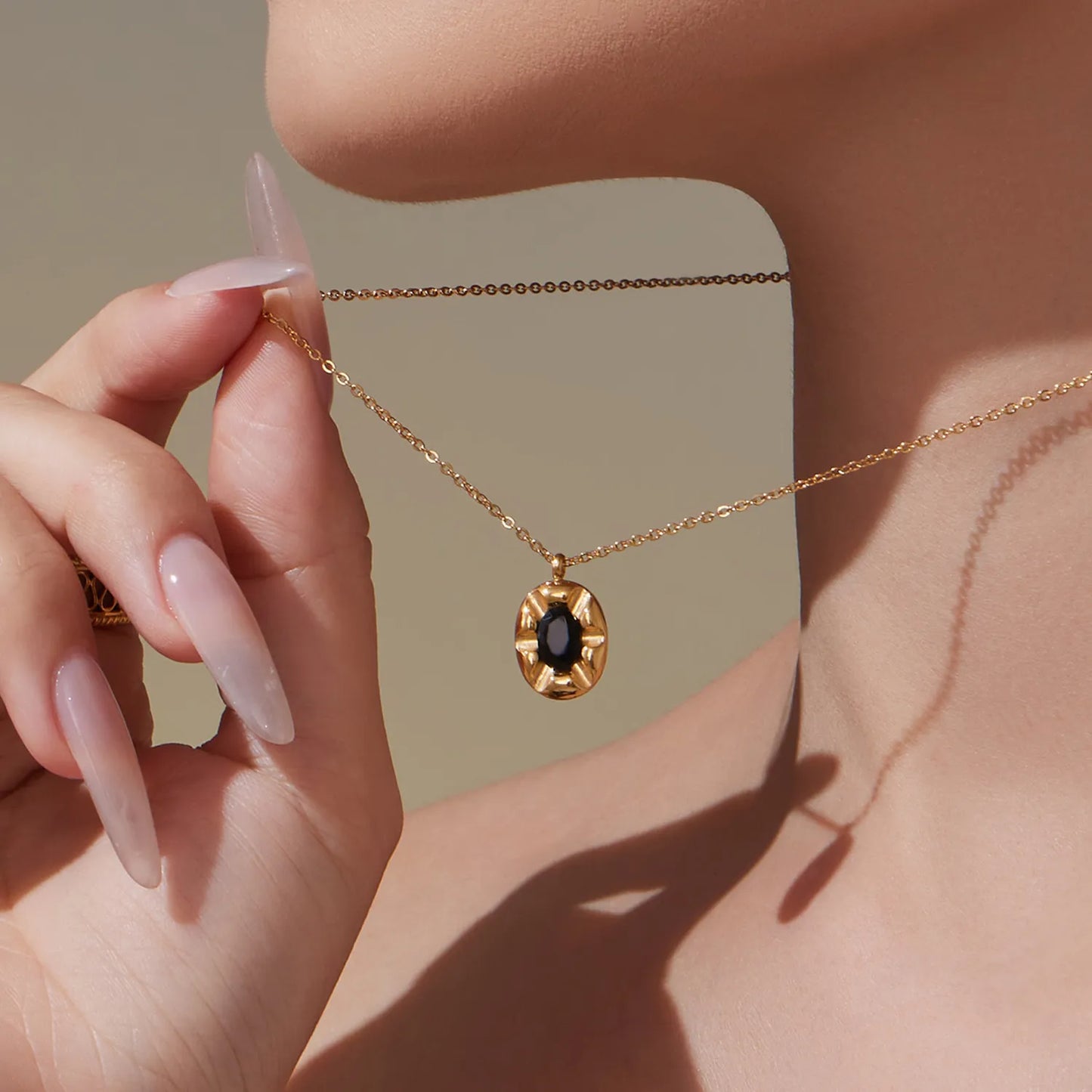 18K Gold Oval Gem Pendant Necklace | 40+5cm Adjustable Chain | 10.4x13.2mm Black Stone Accent | Wholesale Bulk (MOQ 12)