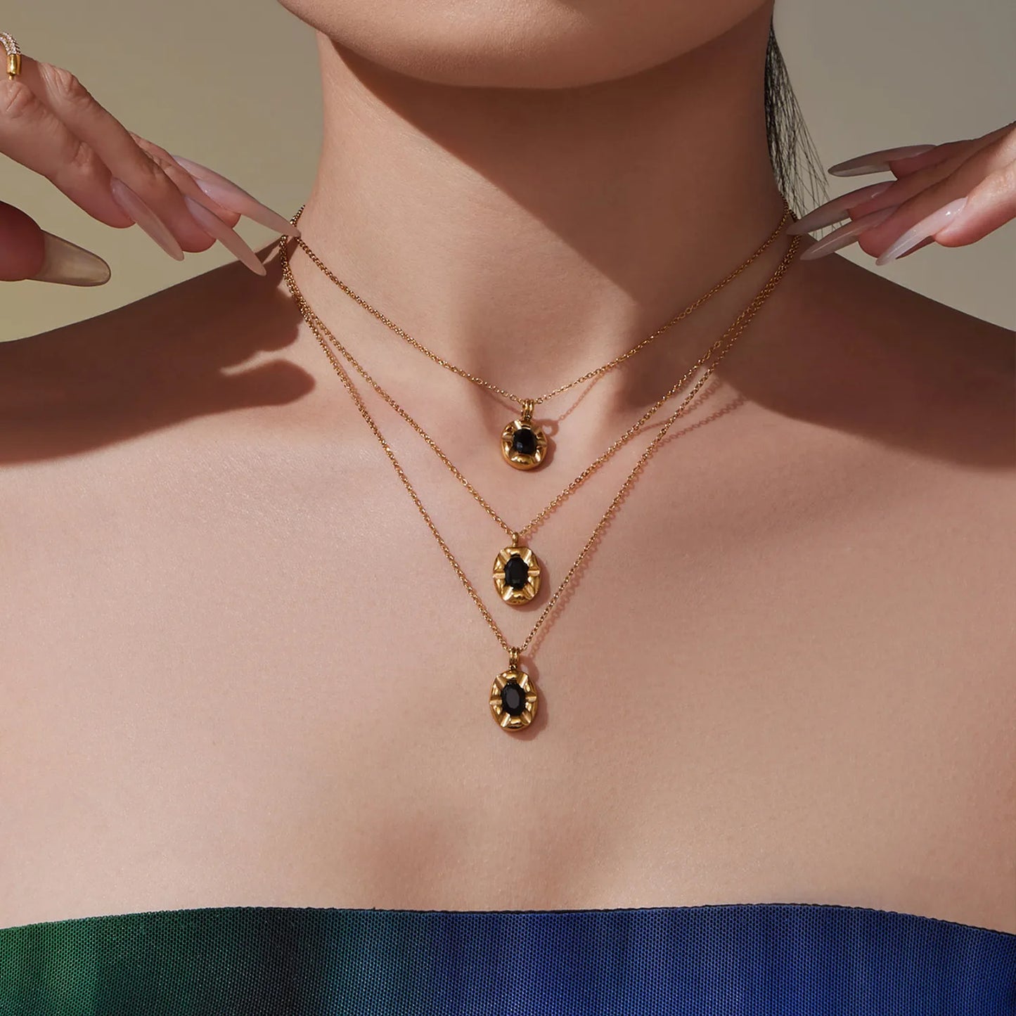 18K Gold Oval Gem Pendant Necklace | 40+5cm Adjustable Chain | 10.4x13.2mm Black Stone Accent | Wholesale Bulk (MOQ 12)