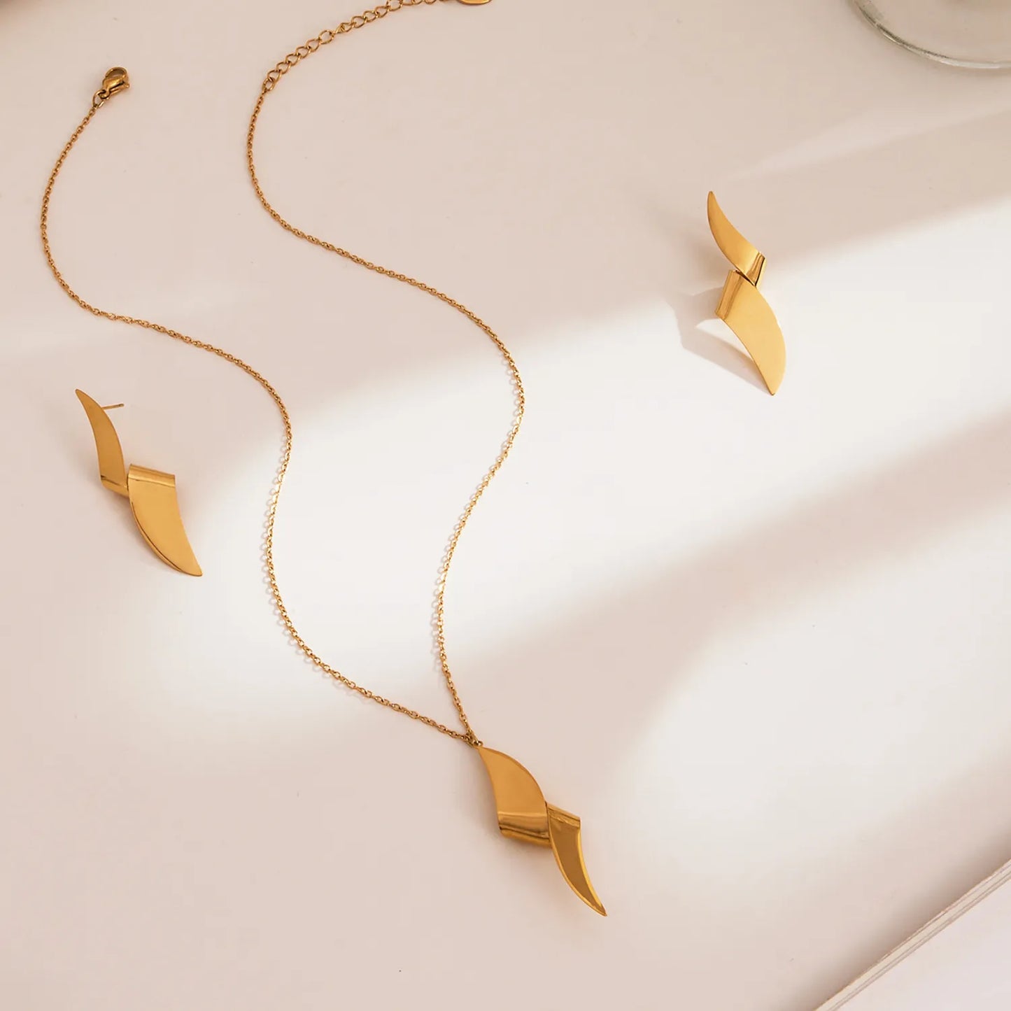 Wholesale Sculptural Twisted Wave Pendant Necklace (Gold/Two-Tone) | 40+5cm Chain | 15x47mm Modern Silhouette | MOQ 12
