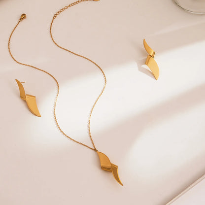 Wholesale Sculptural Twisted Wave Pendant Necklace (Gold/Two-Tone) | 40+5cm Chain | 15x47mm Modern Silhouette | MOQ 12