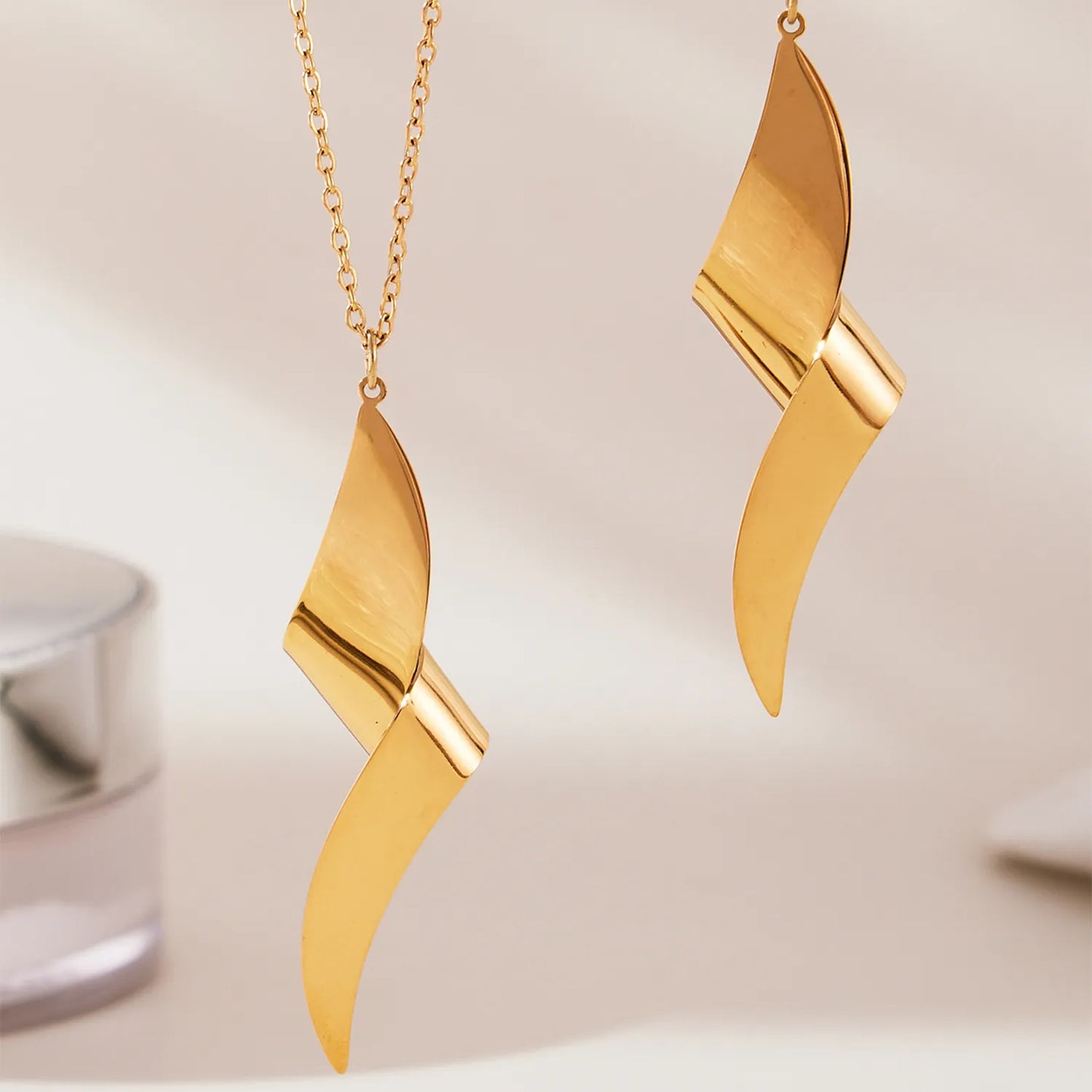 Wholesale Sculptural Twisted Wave Pendant Necklace (Gold/Two-Tone) | 40+5cm Chain | 15x47mm Modern Silhouette | MOQ 12