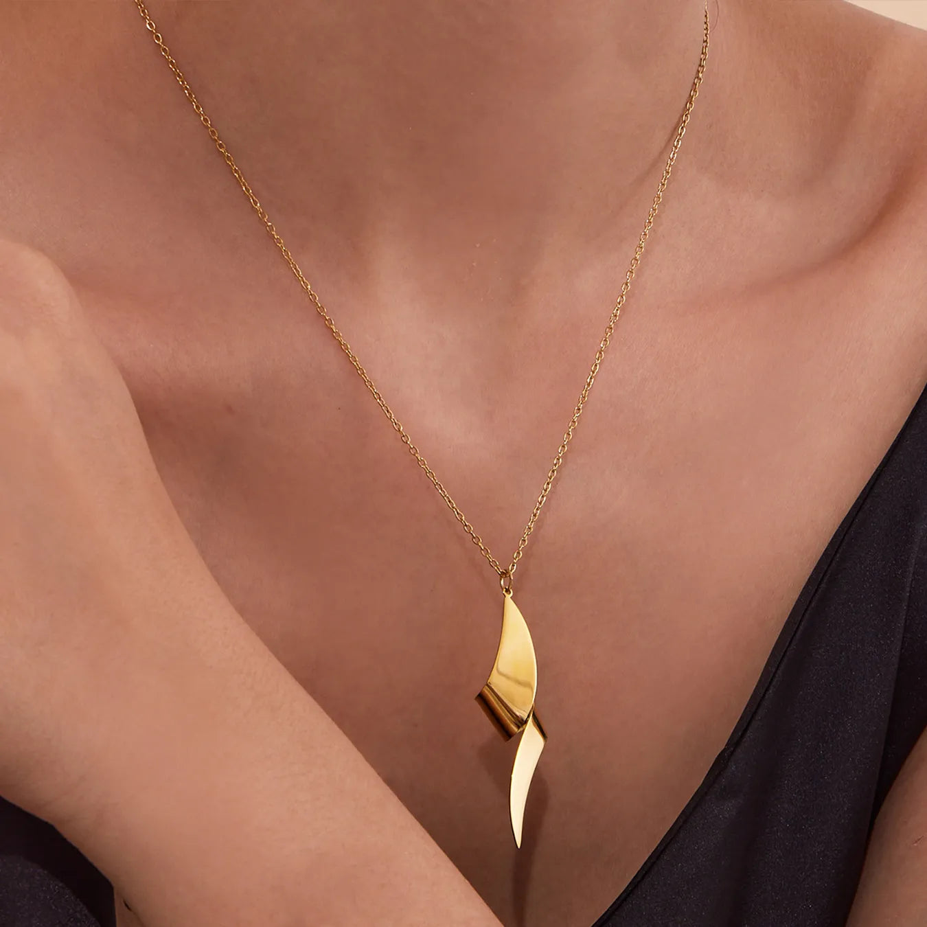 Wholesale Sculptural Twisted Wave Pendant Necklace (Gold/Two-Tone) | 40+5cm Chain | 15x47mm Modern Silhouette | MOQ 12
